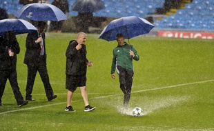 La pluie sur la pelouse de Manchester City