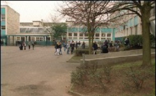 L'agresseur présumé d'une enseignante, lundi dans un lycée de Porcheville (Yvelines), où les violences avaient été filmées par un autre élève, a été mis en examen jeudi soir et placé sous contrôle judiciaire, a-t-on appris de source judiciaire.