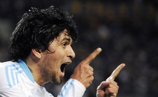 L'Argentin Lucho jubile après avoir marqué un but pour son club, l'OM contre Saint-Etienne au Vélodrome en février 2011.