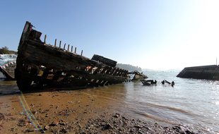 Le cimetière de bateaux de Quelmer, à Saint-Malo, compte une trentaine d'épaves. Certaines vont être retirées et détruites.
