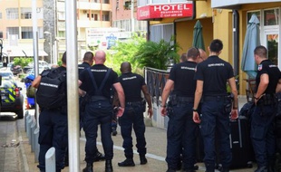 Un groupe de gendarmes, le 13 avril 2016 dans le quartier de Mamoudzou à Mayotte