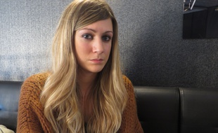 Quinze mois après l'accident du cours Vitton à Lyon, Julie qui a failli perdre la vie et qui a vu son amie Anne-Laure mourir, attend des explications.