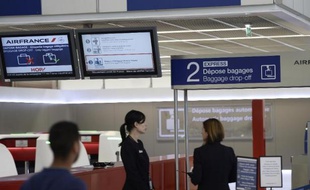 Des employés d'Air France attendent à un comptoir d'enregistrement à l'aéroport d'Orly, le 16 septembre 2014