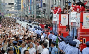 Une foule immense a salué lundi à Tokyo les médaillés japonais de retour des jeux Olympiques de Londres, apportant un soutien bienvenu à la candidature de la capitale nippone pour les Jeux de 2020.
