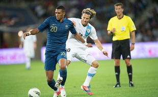 Aurélien Capoue résiste à la charge de Diego Forlan, le 15 août 2012 au Havre