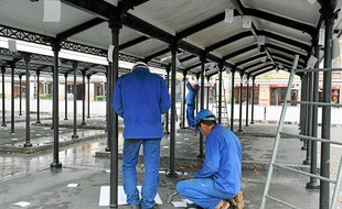 Démontage des halles place Bouffay à Nantes (Loire-Atlantique) le 4 octobre 2010 pour les travaux du quartier.