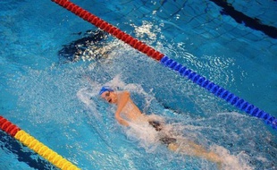 Le double champion olympique Yannick Agnel est devenu champion de France du 100 m nage libre en petit bassin, en s'imposant en finale en 46 sec 68, son nouveau record personnel, vendredi à Angers.