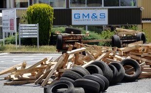 Les salariés de GM&S Industry bloquent à nouveau leur usine depuis le 13 juin.