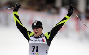 Le Norvégien Petter Northug, champion olympique et du monde, a remporté samedi le 30 km de Davos comptant pour la Coupe du monde de ski de fond, devant le Français Maurice Manificat et le Tchèque Lukas Bauer.
