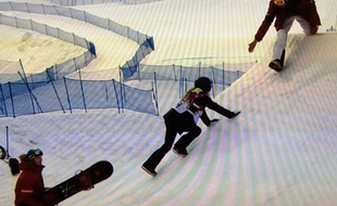 L'Autrichienne Anna Gasser réalise un faux départ lors de la première manche de l'épreuve de la finale du slopestyle le 9 février 2014 à Sotchi.