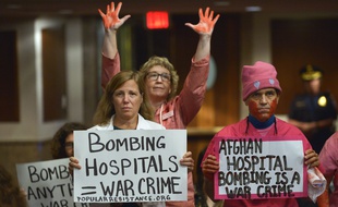 Tandis que le chef de la mission de l’Otan en Afghanistan endossait la responsabilité du bombardement de l’hôpital de Kunduz, ici, à Washington, des manifestants se rassemblaient pour dénoncer un crime de guerre.