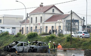 Des véhicules calcinés le 21 octobre 2015 devant la gare de Moirans au lendemain des violences commises la veille par des gens du voyage