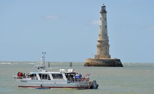 Jean-Paul Eymond et Serge Andron, derniers gardiens de phare en France, remettent la clef de Cordouan, le plus ancien du pays, après 35 ans de bons et loyaux services aux navires en tant que gardiens de phare d'Etat, une profession qui disparaît avec leur départ à la retraite.