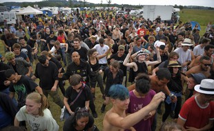 Il y a toujours des teufeurs et de la musique ce samedi à la rave party illégale de Redon.