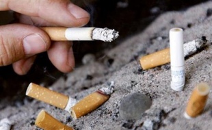 La cigarette est désormais interdite dans tous les lieux publics en Pologne, sauf dans la rue, en vertu d'une nouvelle loi restrictive sur le tabac entrée en vigueur lundi.