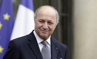 Le ministre français des Affaires étrangères, Laurent Fabius, est arrivé dimanche en Israël pour proposer l'aide de la France en vue d'un cessez-le-feu entre Israël et groupes armés palestiniens de la bande de Gaza.
