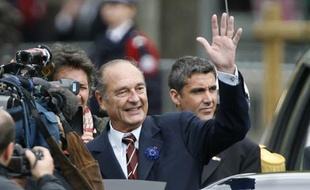 Jacques Chirac a présidé aux cérémonies du 8 mai sous l'Arc de Triomphe, à Paris.