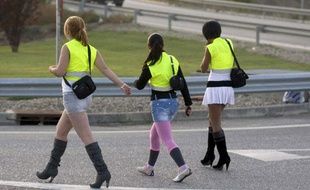 Des prostituées catalanes contraintes de porter un gilet jaune pour exercer au bord de l'autoroute.