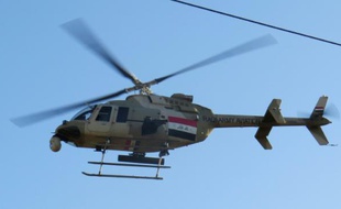 Un hélicoptère Bell 407 de l'armée irakienne vole près de Ramadi, le 15 janvier 2016