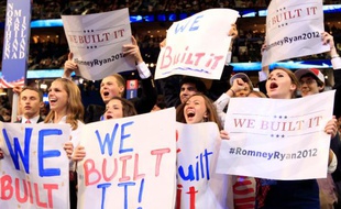 Des supporteurs républicains brandissent des pancartes «We built it» («Nous l'avons construit»), à Tampa, en Floride.
