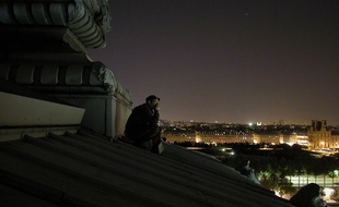 Un toiturophile admire Paris en silence.