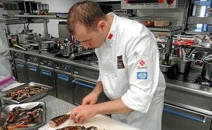 Le chef Issam Jaafari s'est entraîné en conditions réelles mardi, au lycée du Clos d'Or.