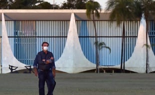 Le président du Brésil, Jair Bolsonaro,à l'isolement dans le palais d'Alvorada, à Brasilia, le 15 juillet 2020.