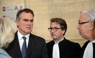 Le tuteur de Liliane Bettencourt Olivier Pelat ( à gauche) et ses deux avocats.AFP PHOTO / JEAN-PIERRE MULLER
