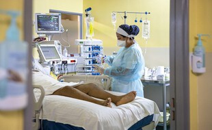 Une infirmière s'occupe d'un patient à Cayenne, en octobre 2021.
