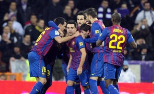 La victoire méritée (3-1) du FC Barcelone contre le Real Madrid, samedi à Bernabeu, lors de la 16e journée de Liga, n'a pas seulement réaffirmé la supériorité du collectif Blaugrana sur les Madrilènes, elle a aussi relancé un championnat dont l'issue apparaît désormais plus favorable aux Catalans.
