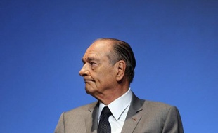 L'ancien président Jacques Chirac, toujours populaire en Chine, a assisté vendredi à la cérémonie de lancement de la traduction chinoise du premier tome de ses mémoires "Chaque pas doit être un but", à Shanghai.