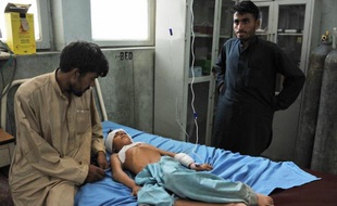 Une explosion dans un cimetière de l'est de l'Afghanistan a tué 14 femmes et enfants jeudi, ont déploré les autorités locales, alors que le pays célébrait l'Aïd el-Fitr qui marque la fin du mois du jeûne du Ramadan.