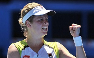 Kim Clijsters, tête de série N.11 et tenante du titre, n'a laissé aucune chance à la Danoise Caroline Wozniacki, battue en quarts de finale de l'Open d'Australie en deux sets 6-3, 7-6 (7/4) et qui va perdre sa place de N.1 mondiale, mardi à Melbourne.