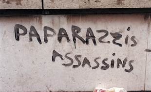 Un graffiti sur le pont de l'Alma, en septembre 1997.