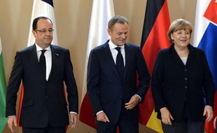 La chancelière allemande Angela Merkel, le président français François Hollande et Donald Tusk, nommé depuis samedi au poste de président du Conseil européen.