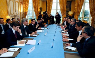 Stéphane Le Foll et Manuel Valls lors d'une rencontre avec les représentants de la grande distribution le 8 février 2016 à Matignon à Paris