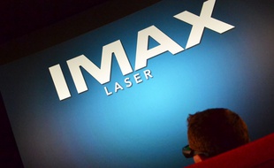 Un spectateur découvre l'Imax, à Montpellier.