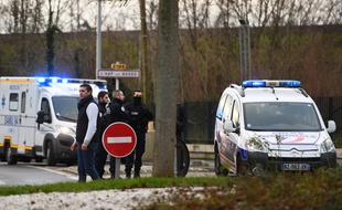 Les secours et la police près de l'endroit où un homme a poignardé des passants, le 3 janvier 2020 à Villejuif.
