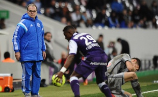 Marcelo Bielsa assiste attentif à la victoire de l'OM sur le terrain de Toulouse (1-6), le 6 mars 2015.