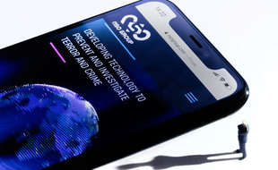 Le logiciel permet d'accéder à distance aux messages mais aussi d'activer le micro du téléphone.