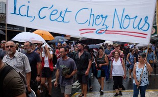 Des manifestants durant la Marche de la liberté organisée par les Loyalistes, le samedi 12 décembre 2020.