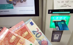 Photo illustration d un distributeur de billet de banque.