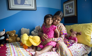 Choity Khatun et sa maman dans leur maison au Bangladesh, quelques jours après sa dernière opération en Australie, le 28 avril 2017. AFP PHOTO / TEAGAN GLENANE / CHILDREN FIRST FOUNDATION