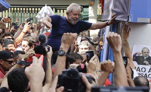 Lula a été acclamé par ses partisans samedi le siège du syndicat des métallurgistes de Sao Bernardo do Campo après sa condamnation.