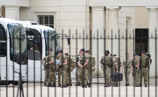 Des soldats britanniques quittent leur caserne de Wellington à Londres le 24 mai 2017.