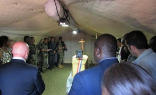 Une cérémonie d'hommage à la journaliste Camille Lepage, tuée lors d'un reportage, à Bangui en Centrafrique, le 15 mai 2014