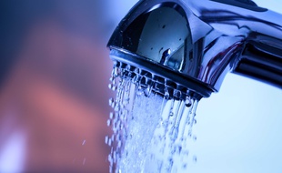 L'eau courante est reconnue comme un droit fondamental depuis les années 1990, en France.