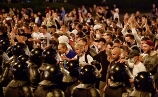 Des manifestants affrontent les forces de l'ordre à Minsk le 9 août 2020.