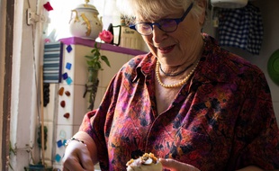 Mamie Jeanette est l'une des retraitées recrutées pour son savoir faire culinaire.