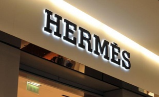Le sellier Hermès compte encore battre en 2012 un record de ses ventes de sacs ou de montres dans la foulée d'un premier semestre marqué par une forte demande, tout en étant extrêmement prudent pour la suite en raison des incertitudes économiques mondiales.